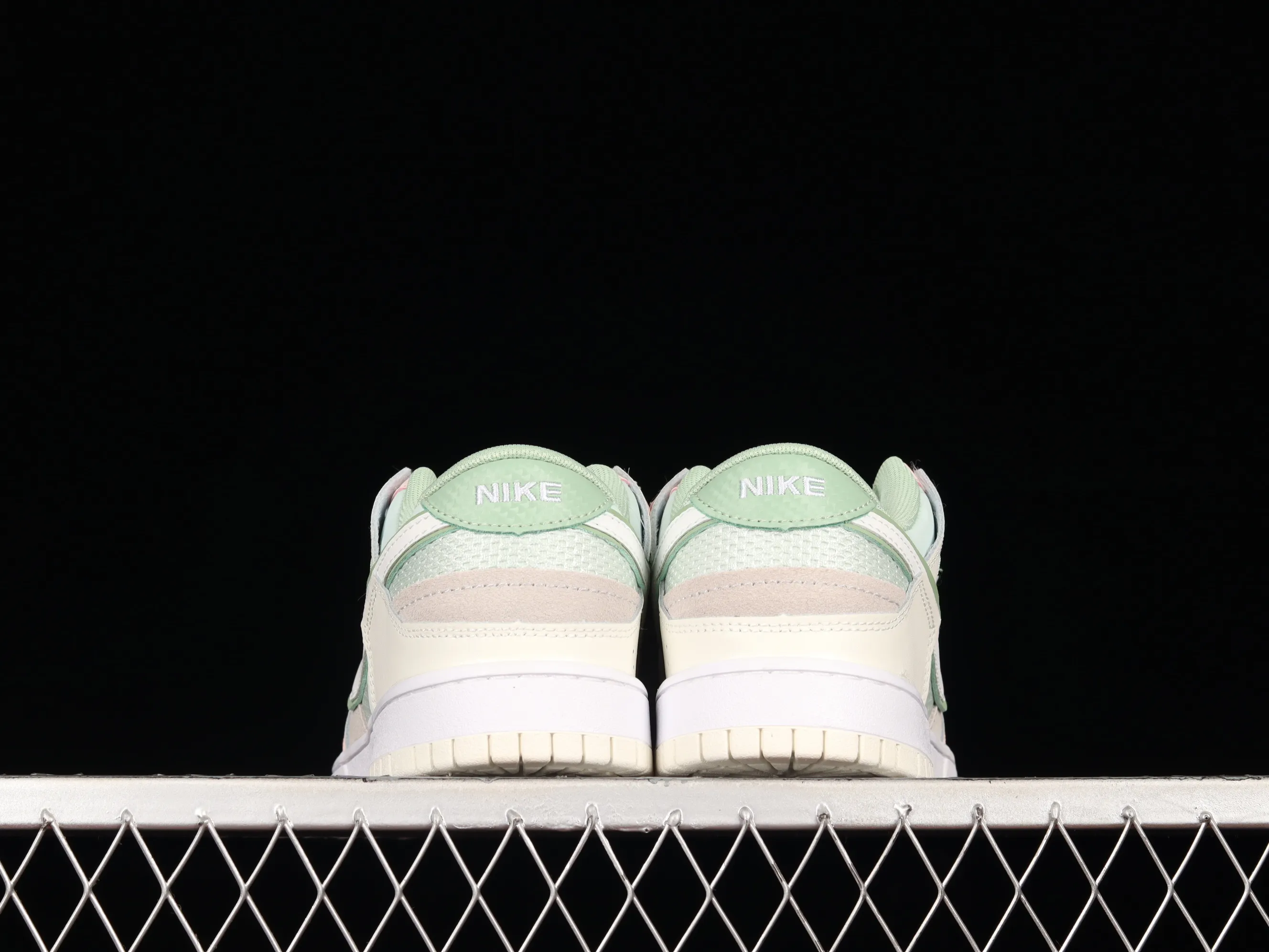 All categories Nk SB Dunk series Nk SB Dunk Low low-top skate shoes Nk Dunk Scrap stitching low-top skate shoes DM0802-001